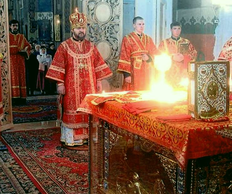 Kalich s eucharistií při liturgii (ilustrativní obrázek)